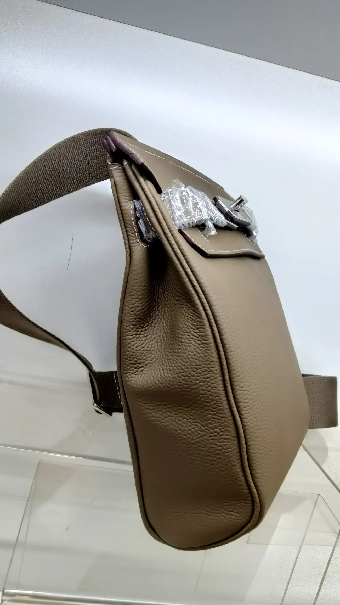1080💰khaki color, original tog0 cowhide chest bag with silver buckle hardware shipped, size: 17.5×8×26cm