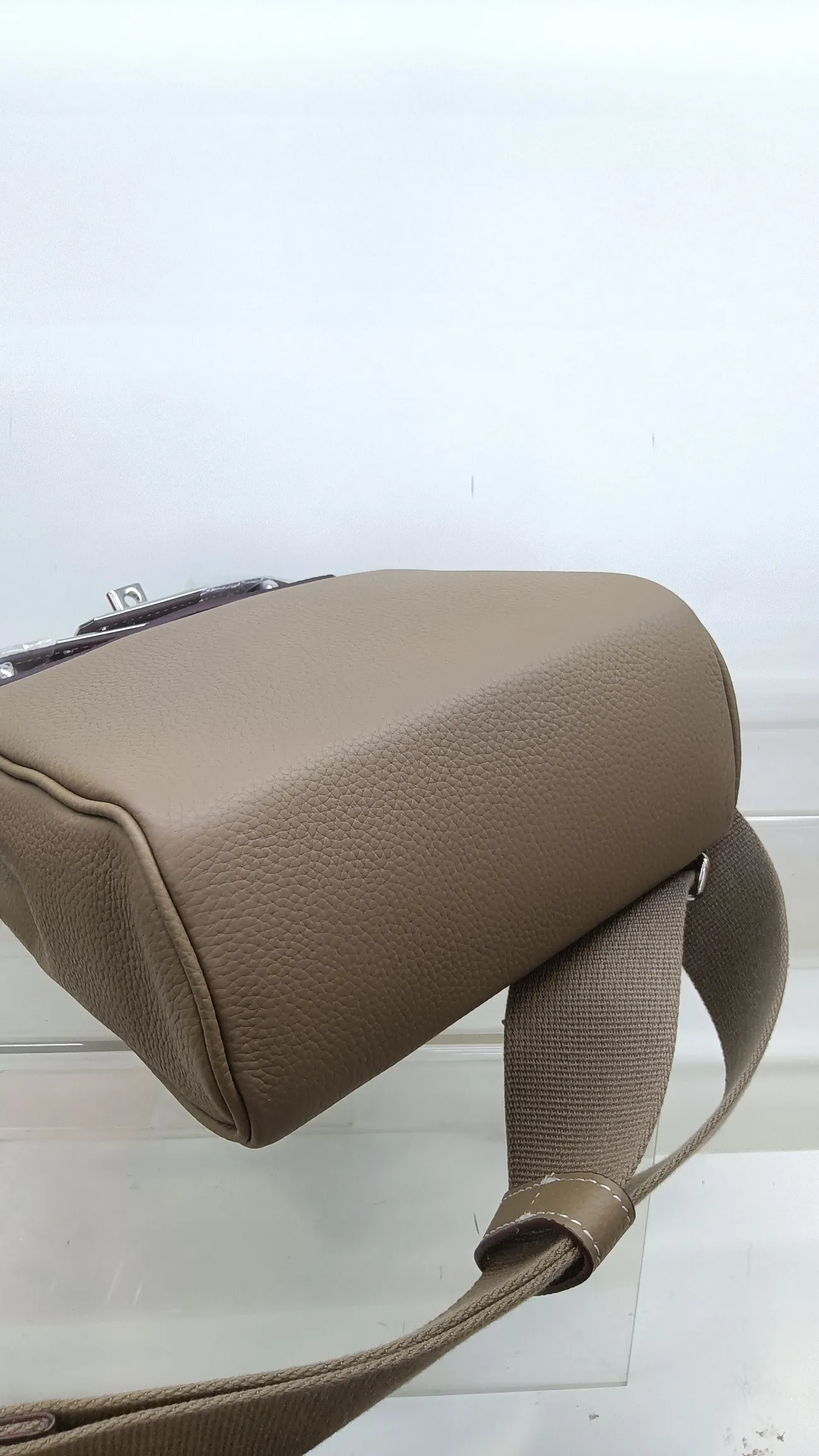 1080💰khaki color, original tog0 cowhide chest bag with silver buckle hardware shipped, size: 17.5×8×26cm