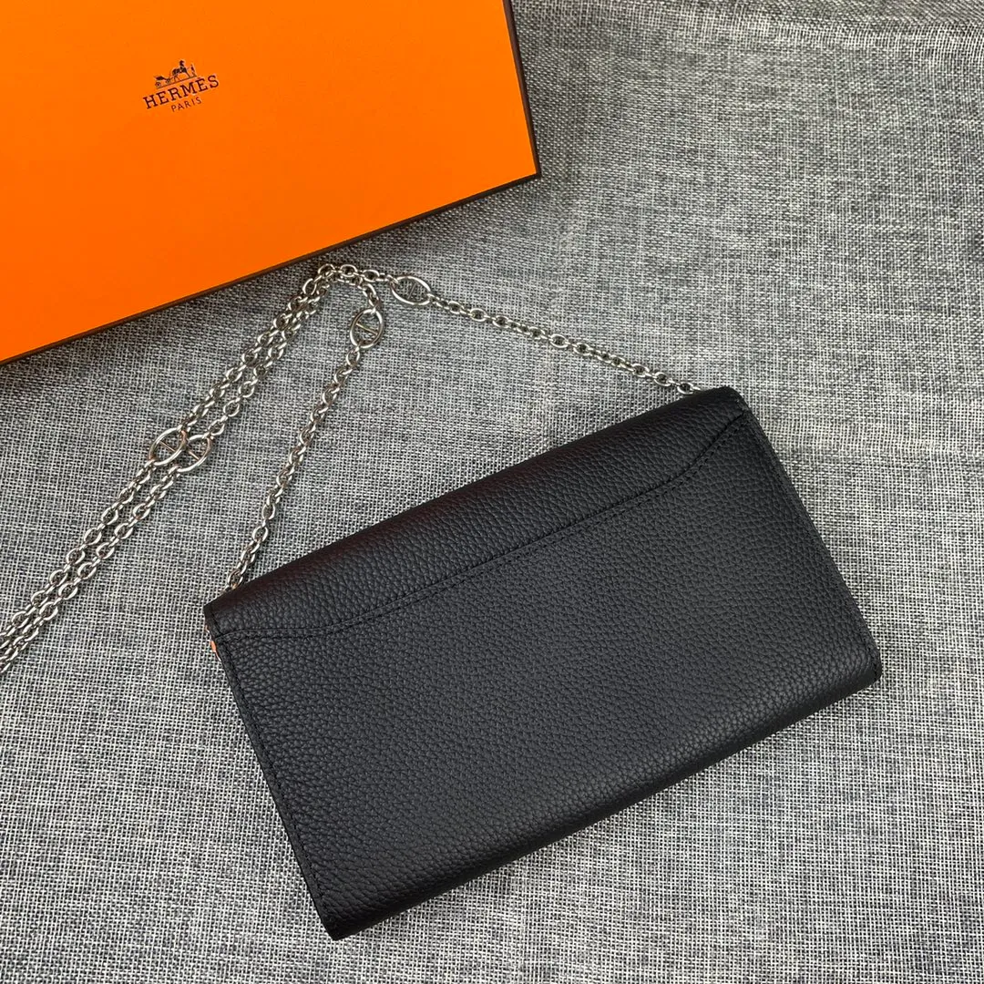 Hermes Constance p310💰 Hermes model: 9852 Togo leather silver chain size: 22*11cm 🇫🇷Overseas🇫🇷Imported Togo cowhide with original OEM code inside, soft and comfortable to the touch. The original replica is matched with silver hardware, exquisite and elegant, and the oil edge is straight and smooth🎈There are two large note slots, a zipper pocket, and 12 card slots🚚The silver chain is 120cm long