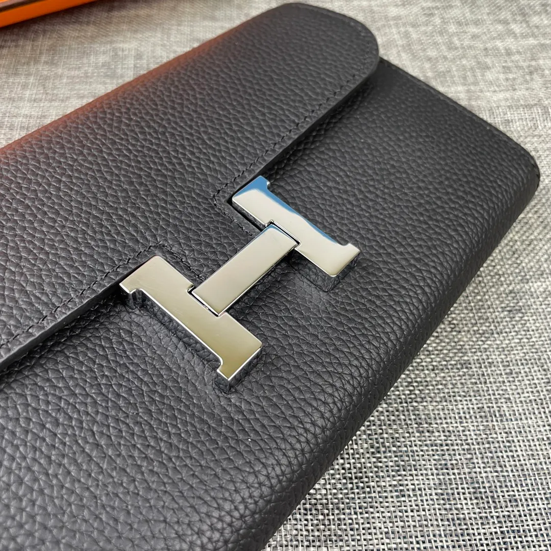 Hermes Constance p310💰 Hermes model: 9852 Togo leather silver chain size: 22*11cm 🇫🇷Overseas🇫🇷Imported Togo cowhide with original OEM code inside, soft and comfortable to the touch. The original replica is matched with silver hardware, exquisite and elegant, and the oil edge is straight and smooth🎈There are two large note slots, a zipper pocket, and 12 card slots🚚The silver chain is 120cm long