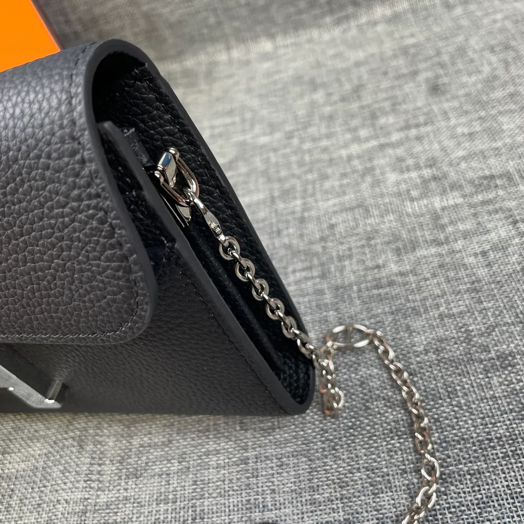 Hermes Constance p310💰 Hermes model: 9852 Togo leather silver chain size: 22*11cm 🇫🇷Overseas🇫🇷Imported Togo cowhide with original OEM code inside, soft and comfortable to the touch. The original replica is matched with silver hardware, exquisite and elegant, and the oil edge is straight and smooth🎈There are two large note slots, a zipper pocket, and 12 card slots🚚The silver chain is 120cm long