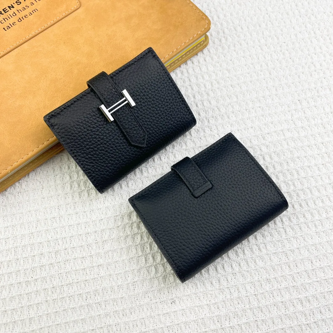 Hermès newly upgraded ♥️Original quality p190💰 HERMES card holder💋Business card holder Material: original togo cowhide Size: 10cm*7.5cm Model: 0511 pebbled pattern Description: First layer of cowhide inside and outside, oil edges are straight and smooth💃Belt buckle, simple and elegant🏭Exquisite and beautiful workmanship🎈Original OEM code inside