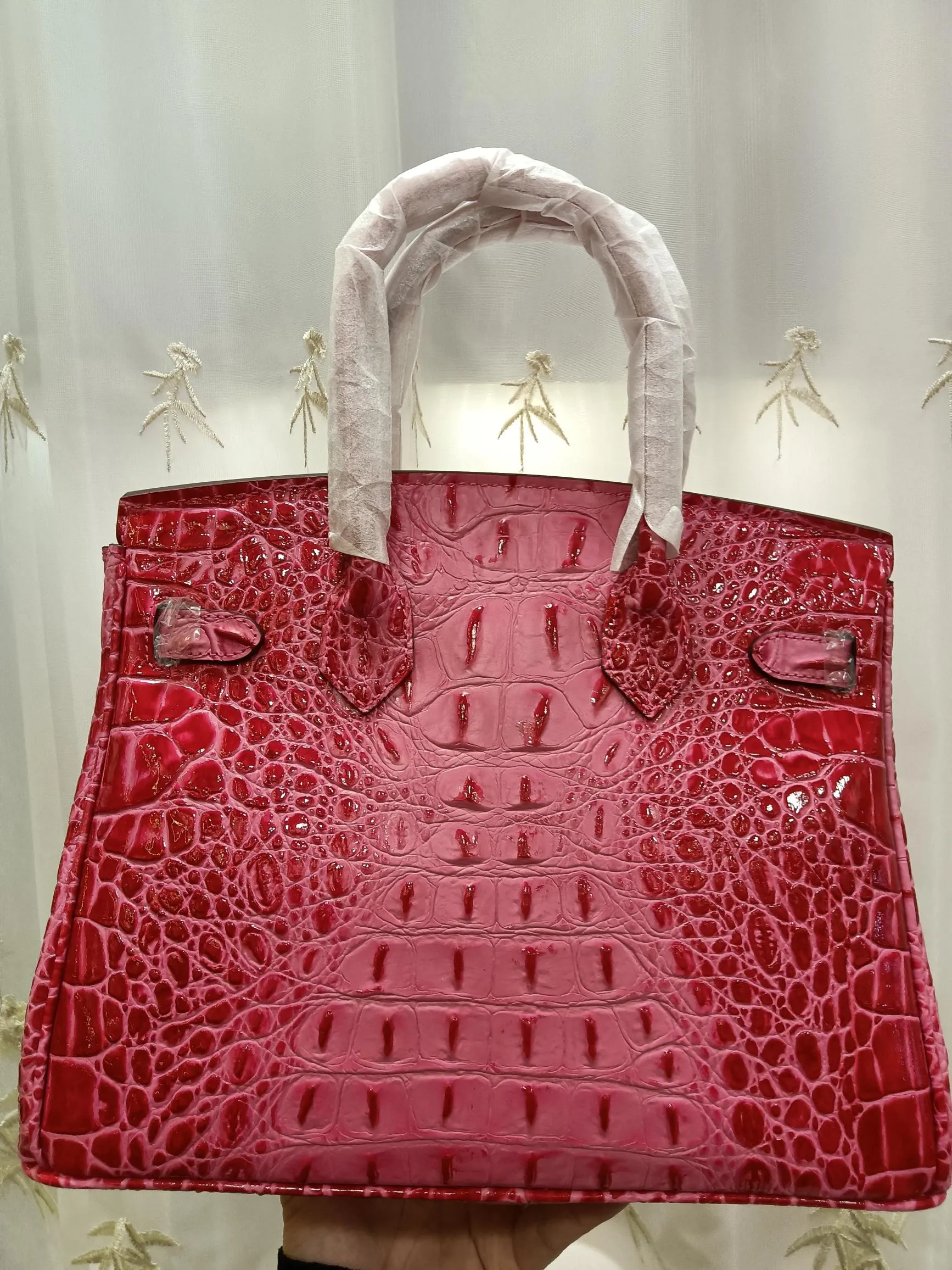 ❤️Hot model debut❤️Batch 💰880/420💋Hermes/Hermes💋Official classic production ✨Platinum crocodile bone✨Original quality coming👉Using imported crocodile bone pattern cowhide from the country of origin 👑 Equipped with pure 24k original hardware💎Size: large size 35*25*18cm/small size 30*22*16cm👛The workmanship is amazing👏👏The legendary slow work brings out the fine work💦Real picture taken💦