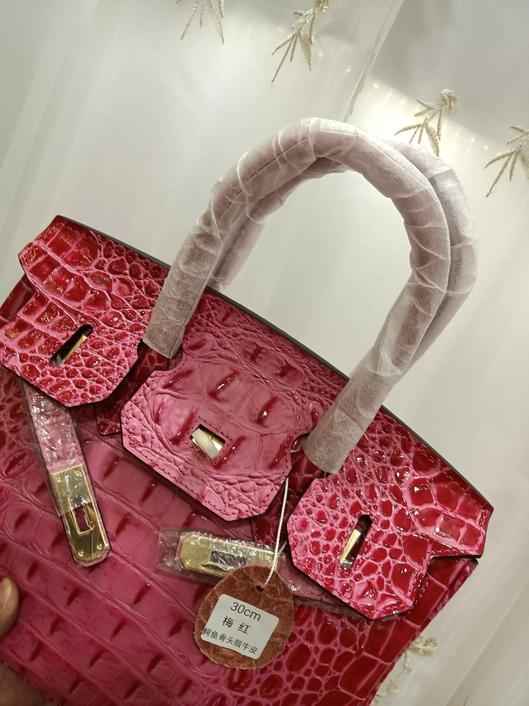 ❤️Hot model debut❤️Batch 💰880/420💋Hermes/Hermes💋Official classic production ✨Platinum crocodile bone✨Original quality coming👉Using imported crocodile bone pattern cowhide from the country of origin 👑 Equipped with pure 24k original hardware💎Size: large size 35*25*18cm/small size 30*22*16cm👛The workmanship is amazing👏👏The legendary slow work brings out the fine work💦Real picture taken💦
