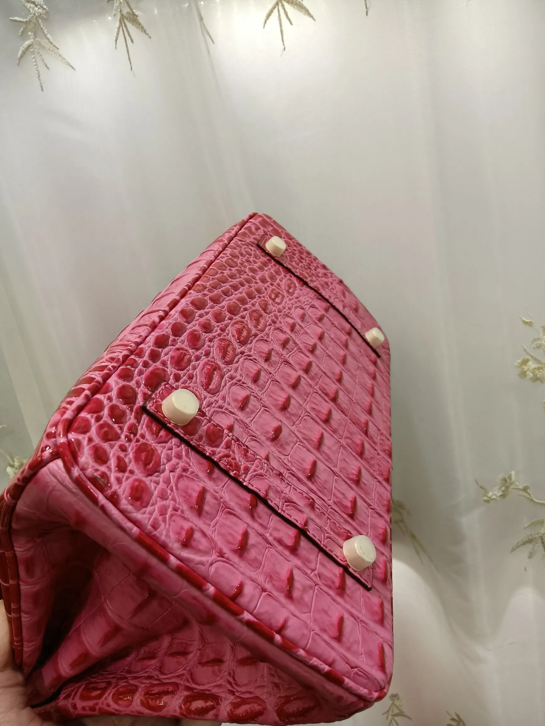 ❤️Hot model debut❤️Batch 💰880/420💋Hermes/Hermes💋Official classic production ✨Platinum crocodile bone✨Original quality coming👉Using imported crocodile bone pattern cowhide from the country of origin 👑 Equipped with pure 24k original hardware💎Size: large size 35*25*18cm/small size 30*22*16cm👛The workmanship is amazing👏👏The legendary slow work brings out the fine work💦Real picture taken💦