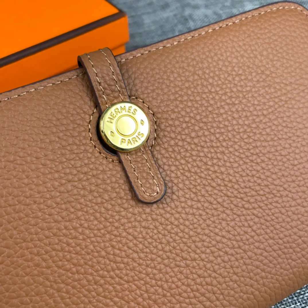 Original quality, p300💰 Hermès Dogon Duo detachable wallet Model: 533 gold buckle Made of Togo calfskin, with original OEM code inside💄 Exquisite workmanship, 8 card slots, 1 bill pocket, 2 extra pockets, a detachable coin purse and palladium-plated saddle nail lock Size: 20.1cm*12.5cm