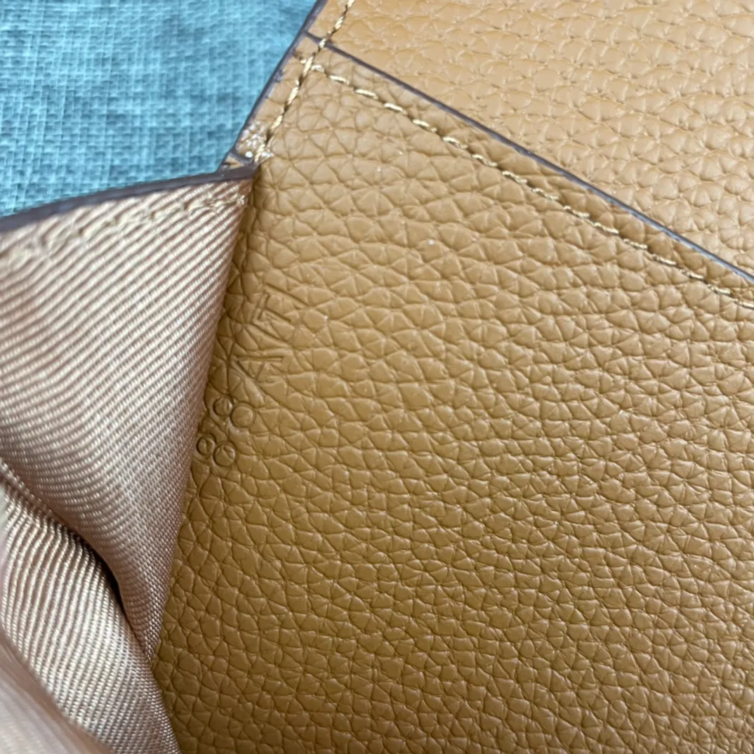 Original quality, p300💰 Hermès Dogon Duo detachable wallet Model: 533 gold buckle Made of Togo calfskin, with original OEM code inside💄 Exquisite workmanship, 8 card slots, 1 bill pocket, 2 extra pockets, a detachable coin purse and palladium-plated saddle nail lock Size: 20.1cm*12.5cm