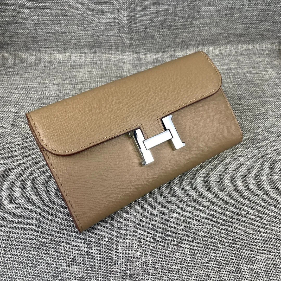 Hermes Constance original order p290💰 Model: 539 palm print silver buckle size: 22*11cm Hermes🇫🇷overseas🇫🇷 imported cowhide, soft and comfortable to the touch. Counter version, OEM code inside, original replica with gold hardware, exquisite and elegant, oil edge is straight and smooth🎈There are two large note slots, a zipper pocket, and 12 card slots🚚