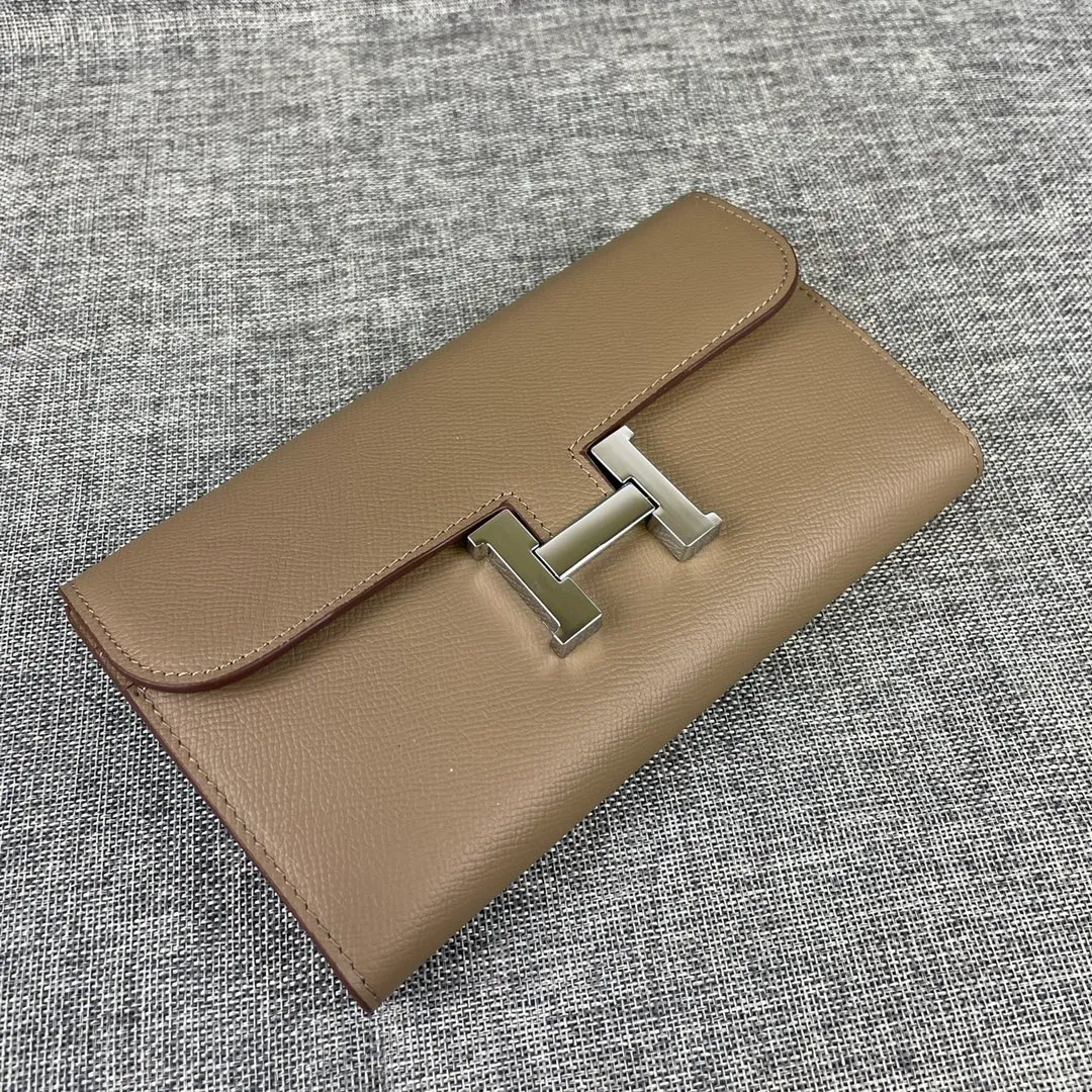 Hermes Constance original order p290💰 Model: 539 palm print silver buckle size: 22*11cm Hermes🇫🇷overseas🇫🇷 imported cowhide, soft and comfortable to the touch. Counter version, OEM code inside, original replica with gold hardware, exquisite and elegant, oil edge is straight and smooth🎈There are two large note slots, a zipper pocket, and 12 card slots🚚