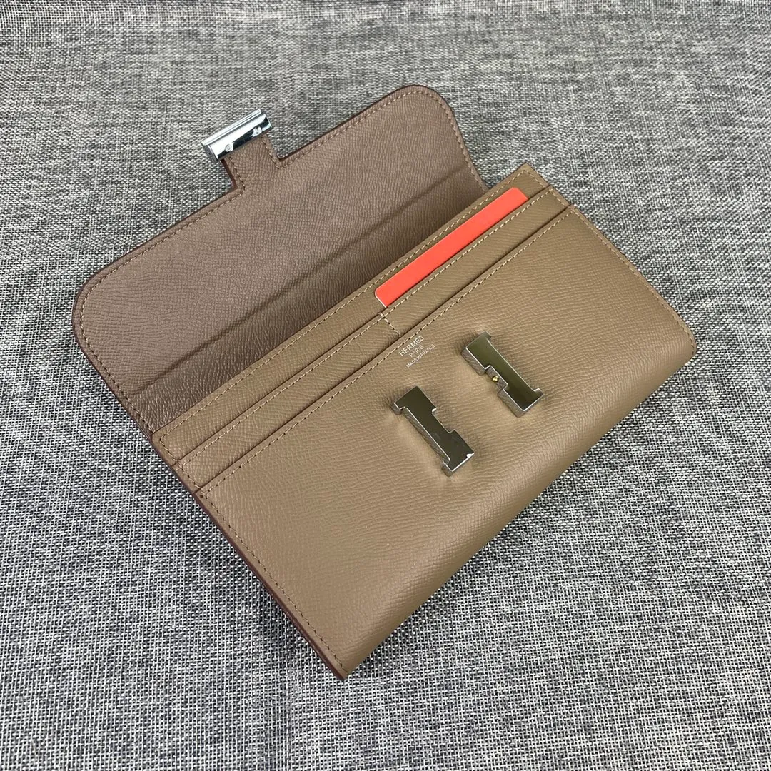 Hermes Constance original order p290💰 Model: 539 palm print silver buckle size: 22*11cm Hermes🇫🇷overseas🇫🇷 imported cowhide, soft and comfortable to the touch. Counter version, OEM code inside, original replica with gold hardware, exquisite and elegant, oil edge is straight and smooth🎈There are two large note slots, a zipper pocket, and 12 card slots🚚