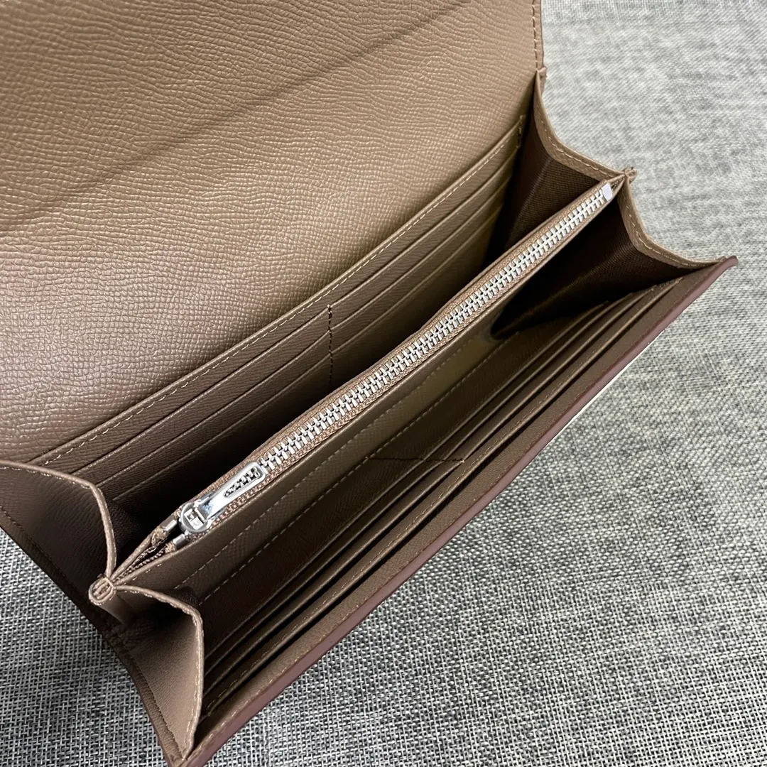 Hermes Constance original order p290💰 Model: 539 palm print silver buckle size: 22*11cm Hermes🇫🇷overseas🇫🇷 imported cowhide, soft and comfortable to the touch. Counter version, OEM code inside, original replica with gold hardware, exquisite and elegant, oil edge is straight and smooth🎈There are two large note slots, a zipper pocket, and 12 card slots🚚
