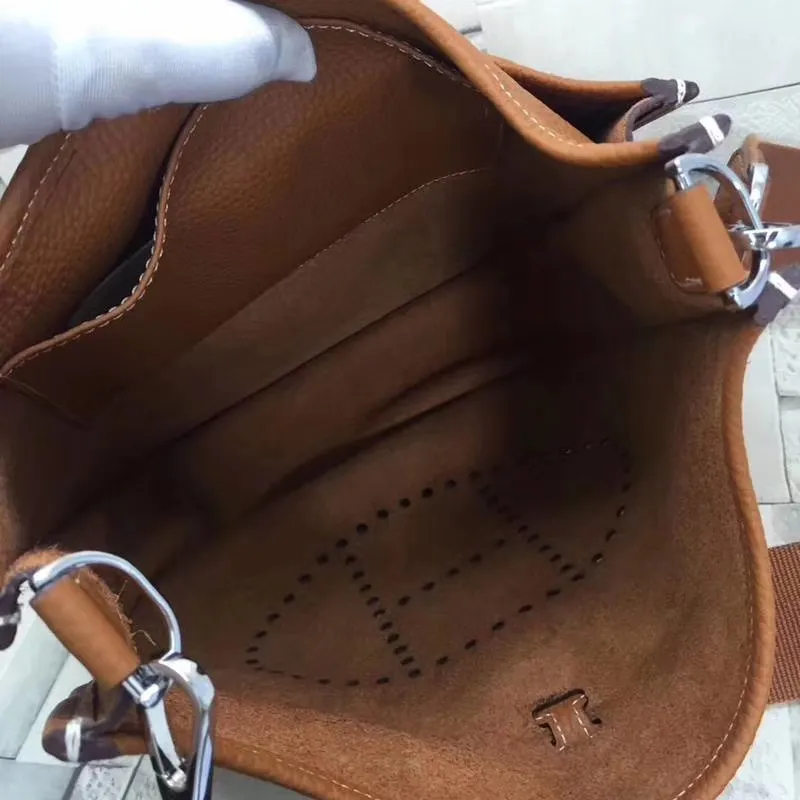 Batch 660💰💅 Hermes Evelyne crossbody bag, model number 166817. It is custom-made from first-layer cowhide. The shoulder strap can be adjusted. This novel and unique Evelyne is suitable for both men and women. It is not only because of the characteristics of the bag itself, but also because of the surprise it brings to the user. The biggest feature is its hollow H shape. This hollow has two purposes. One is to highlight the novelty of the design, and the other is to increase the recognition of the bag. The big hollow H makes it easy to tell that it is a Hermès Eveline satchel. [Real pictures] Size 30*28*10