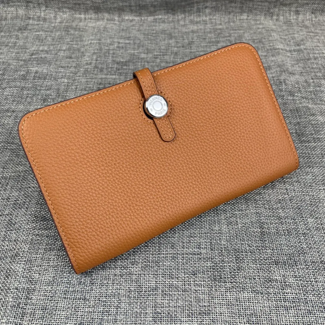 Original quality, p300💰 Hermès Dogon Duo detachable wallet Model: 533 silver buckle Made of togo calfskin, with original OEM code inside💄 Exquisite workmanship, 8 card slots, 1 banknote pocket, 2 additional pockets, a detachable coin purse and palladium-plated saddle nail lock Size: 20.1cm*12.5cm
