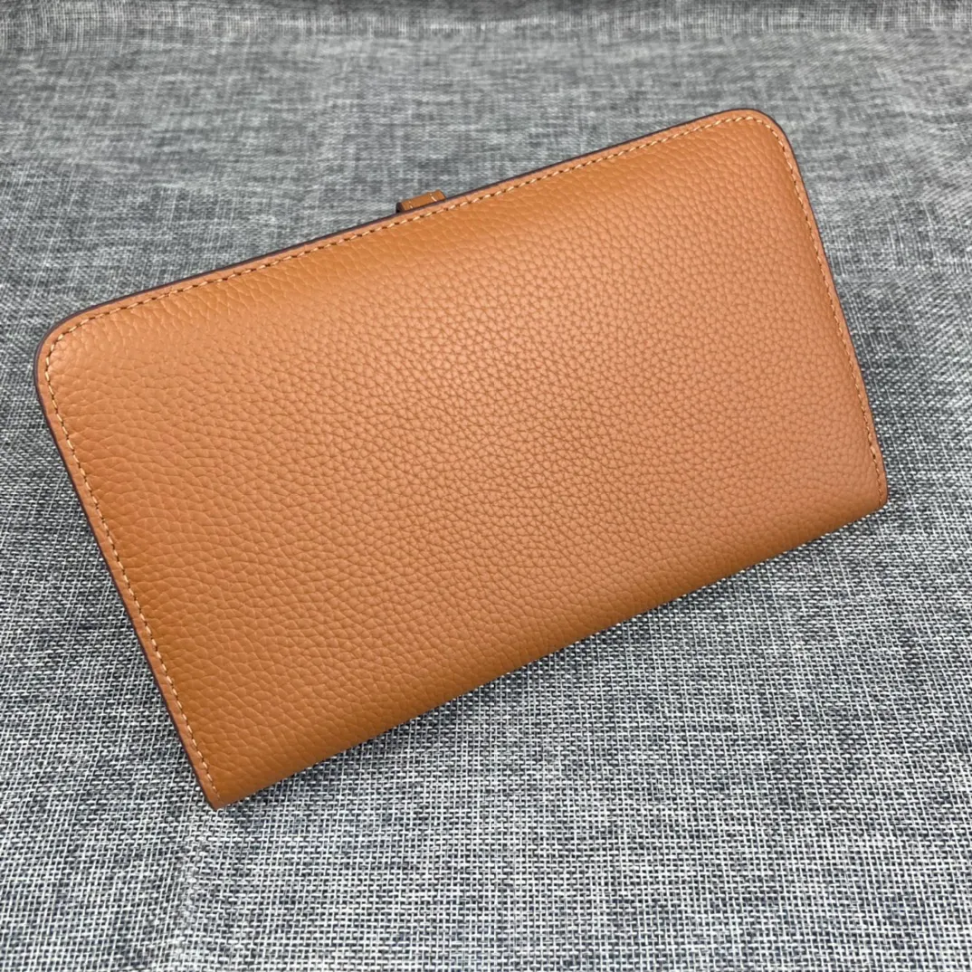 Original quality, p300💰 Hermès Dogon Duo detachable wallet Model: 533 silver buckle Made of togo calfskin, with original OEM code inside💄 Exquisite workmanship, 8 card slots, 1 banknote pocket, 2 additional pockets, a detachable coin purse and palladium-plated saddle nail lock Size: 20.1cm*12.5cm