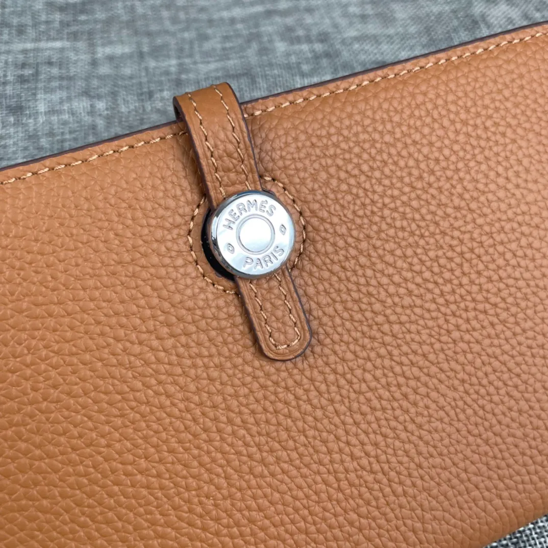 Original quality, p300💰 Hermès Dogon Duo detachable wallet Model: 533 silver buckle Made of togo calfskin, with original OEM code inside💄 Exquisite workmanship, 8 card slots, 1 banknote pocket, 2 additional pockets, a detachable coin purse and palladium-plated saddle nail lock Size: 20.1cm*12.5cm