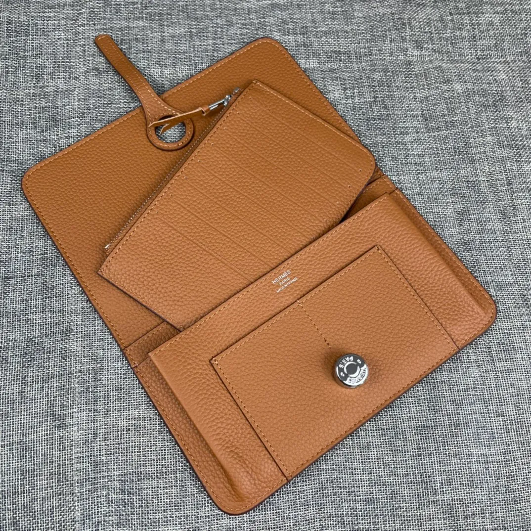 Original quality, p300💰 Hermès Dogon Duo detachable wallet Model: 533 silver buckle Made of togo calfskin, with original OEM code inside💄 Exquisite workmanship, 8 card slots, 1 banknote pocket, 2 additional pockets, a detachable coin purse and palladium-plated saddle nail lock Size: 20.1cm*12.5cm