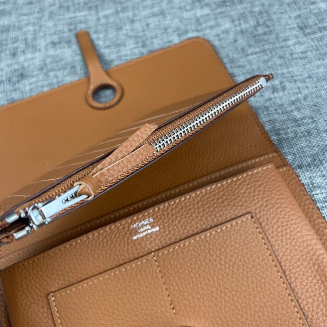 Original quality, p300💰 Hermès Dogon Duo detachable wallet Model: 533 silver buckle Made of togo calfskin, with original OEM code inside💄 Exquisite workmanship, 8 card slots, 1 banknote pocket, 2 additional pockets, a detachable coin purse and palladium-plated saddle nail lock Size: 20.1cm*12.5cm