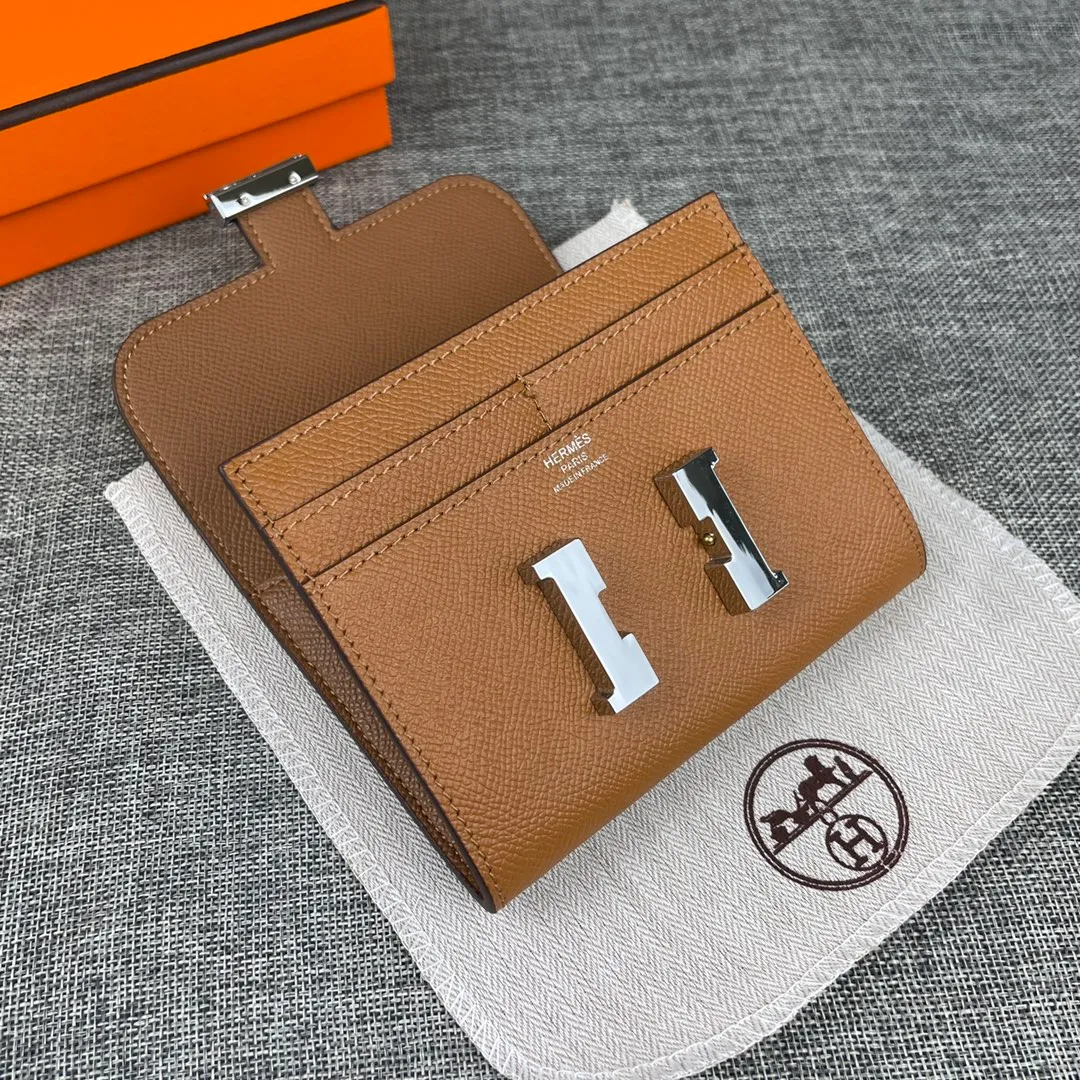 Hermes Constance p250💰 Model: 537 Palm pattern silver buckle Size: 13*11.8cm. Hermes🇫🇷Overseas🇫🇷Imported palm pattern cowhide, soft and comfortable to the touch. The original replica is matched with silver hardware, exquisite and elegant, and has the original OEM code inside. The oil edges are straight and smooth🎈There are two cash slots, a zipper pocket, and 3 card slots🚚