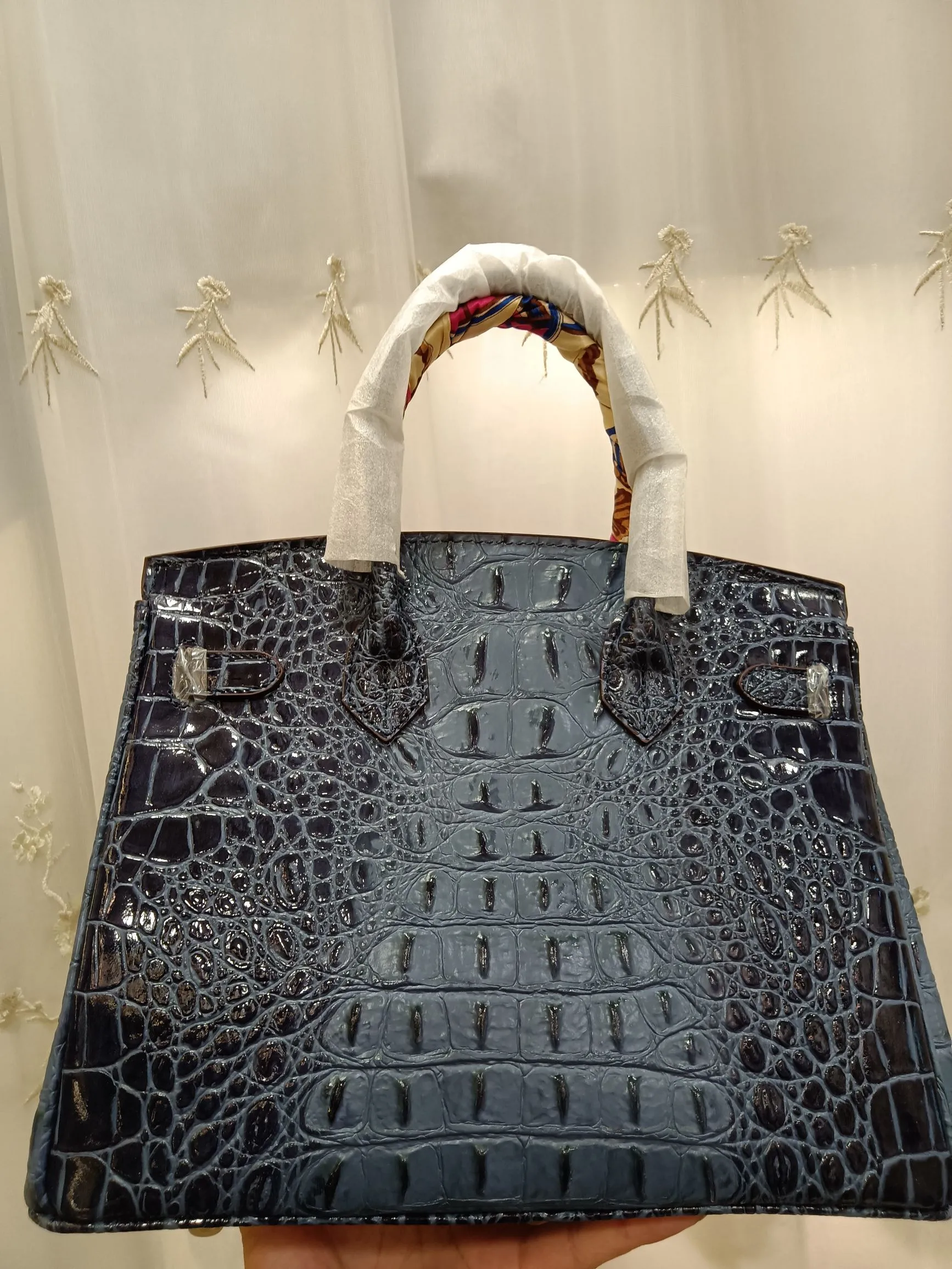 ❤️Hot model debut❤️Batch 💰880/420💋Hermes/Hermes💋Official classic production ✨Platinum crocodile bone✨Original quality coming👉Using imported crocodile bone pattern cowhide from the country of origin 👑 Equipped with pure 24k original hardware💎Size: large size 35*25*18cm/small size 30*22*16cm👛The workmanship is amazing👏👏The legendary slow work brings out the fine work💦Real picture taken💦