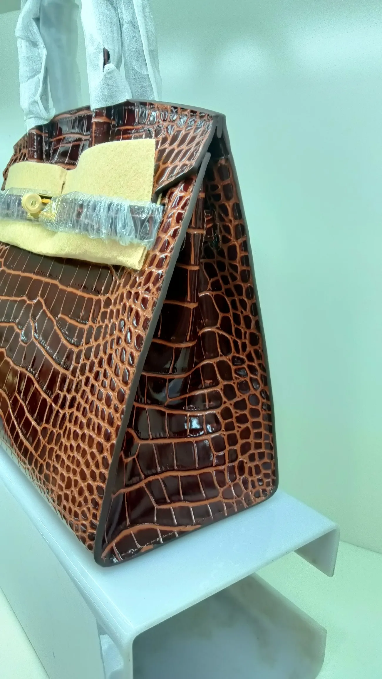 760💰 Crocodile pattern cowhide with oil edges: Color as pictured, brown, no holes, with long shoulder strap, size 30X13X26cm