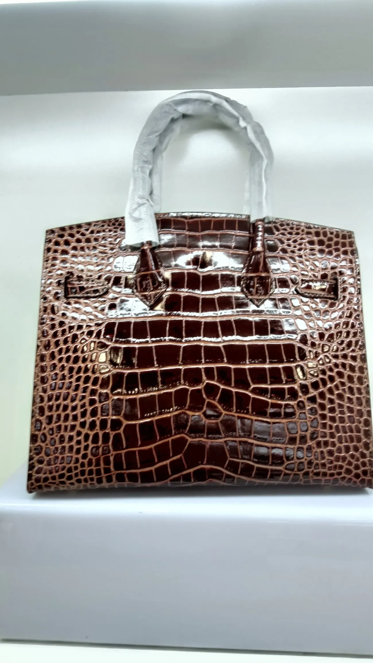 760💰 Crocodile pattern cowhide with oil edges: Color as pictured, brown, no holes, with long shoulder strap, size 30X13X26cm