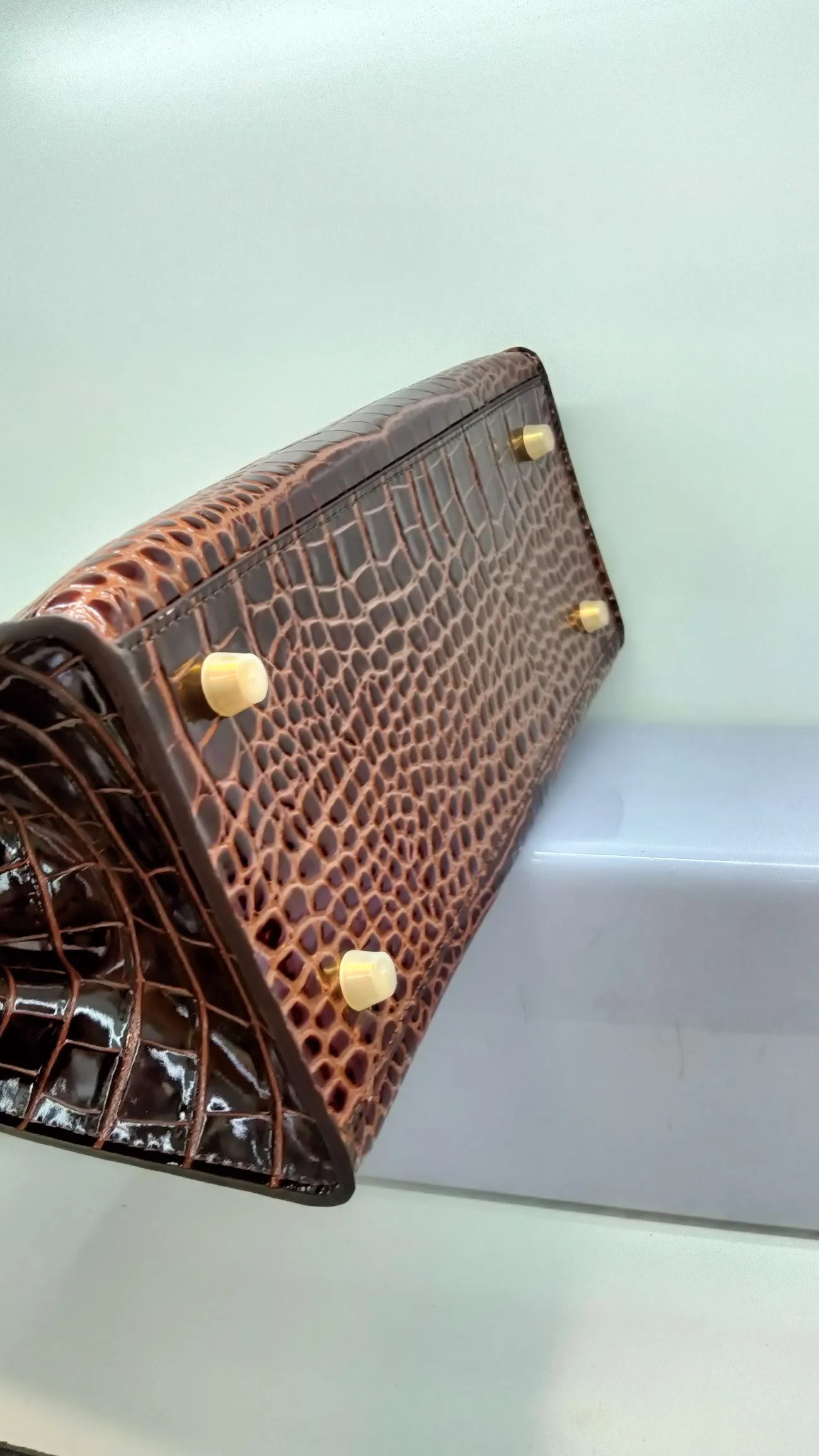 760💰 Crocodile pattern cowhide with oil edges: Color as pictured, brown, no holes, with long shoulder strap, size 30X13X26cm