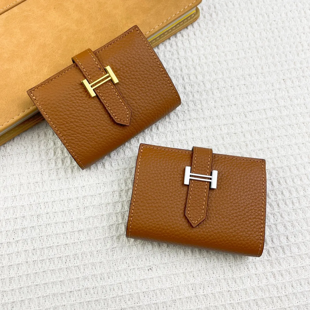 Hermès newly upgraded ♥️Original quality p190💰 HERMES card holder💋Business card holder Material: original togo cowhide Size: 10cm*7.5cm Model: 0511 pebbled pattern Description: First layer of cowhide inside and outside, oil edges are straight and smooth💃Belt buckle, simple and elegant🏭Exquisite and beautiful workmanship🎈Original OEM code inside