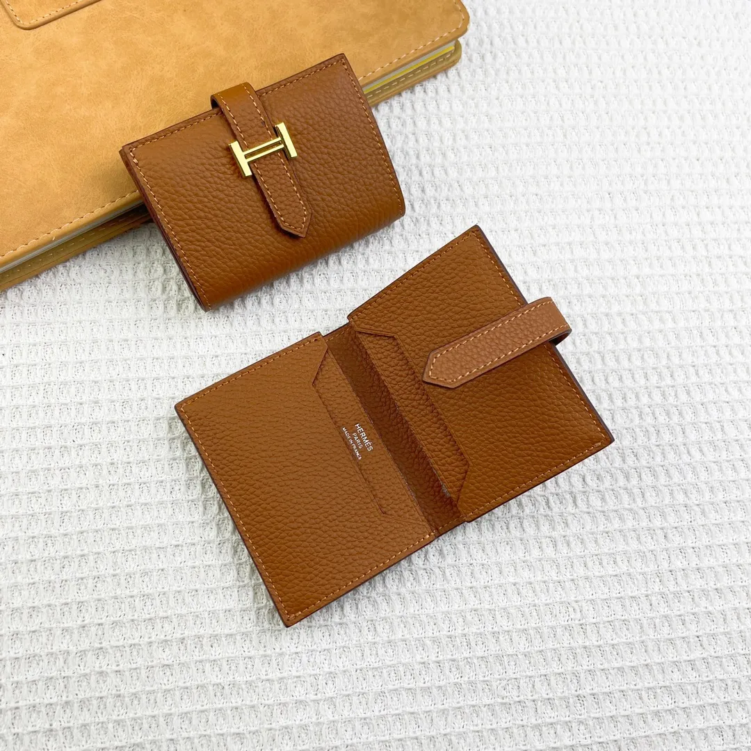 Hermès newly upgraded ♥️Original quality p190💰 HERMES card holder💋Business card holder Material: original togo cowhide Size: 10cm*7.5cm Model: 0511 pebbled pattern Description: First layer of cowhide inside and outside, oil edges are straight and smooth💃Belt buckle, simple and elegant🏭Exquisite and beautiful workmanship🎈Original OEM code inside