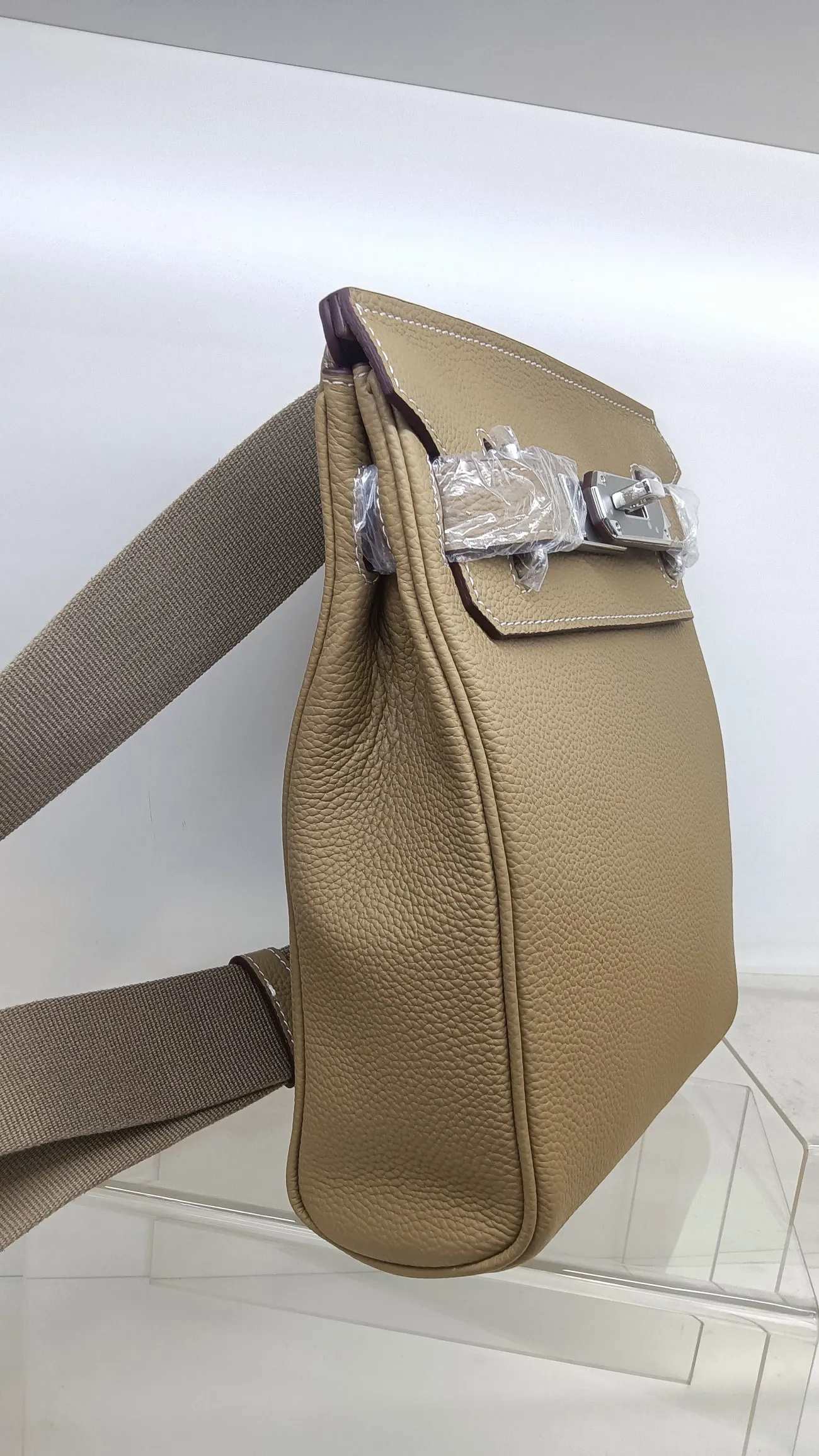 1080💰, elephant gray, original tog0 cowhide chest bag with silver buckle hardware shipped, size: 17.5×8×26cm