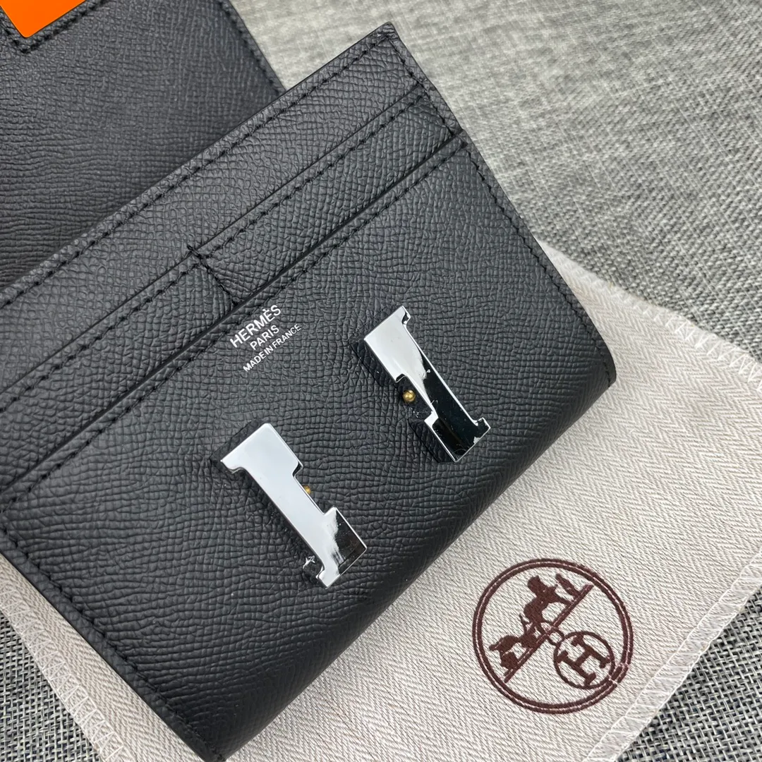 Hermes Constance p250💰 Model: 537 Palm pattern silver buckle Size: 13*11.8cm. Hermes🇫🇷Overseas🇫🇷Imported palm pattern cowhide, soft and comfortable to the touch. The original replica is matched with silver hardware, exquisite and elegant, and has the original OEM code inside. The oil edges are straight and smooth🎈There are two cash slots, a zipper pocket, and 3 card slots🚚