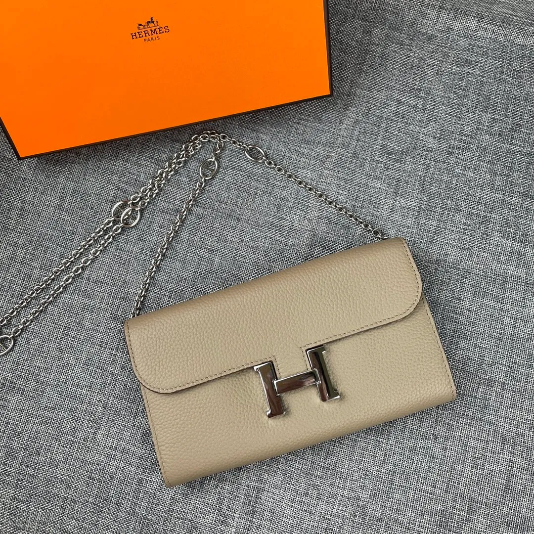 Hermes Constance p310💰 Hermes model: 9852 Togo leather silver chain size: 22*11cm 🇫🇷Overseas🇫🇷Imported Togo cowhide with original OEM code inside, soft and comfortable to the touch. The original replica is matched with silver hardware, exquisite and elegant, and the oil edge is straight and smooth🎈There are two large note slots, a zipper pocket, and 12 card slots🚚The silver chain is 120cm long