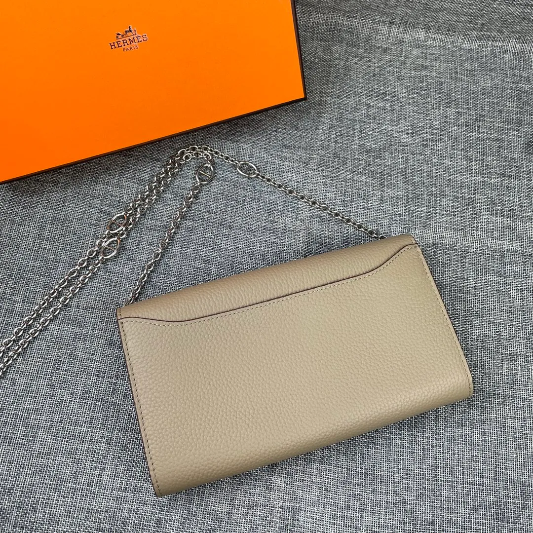 Hermes Constance p310💰 Hermes model: 9852 Togo leather silver chain size: 22*11cm 🇫🇷Overseas🇫🇷Imported Togo cowhide with original OEM code inside, soft and comfortable to the touch. The original replica is matched with silver hardware, exquisite and elegant, and the oil edge is straight and smooth🎈There are two large note slots, a zipper pocket, and 12 card slots🚚The silver chain is 120cm long