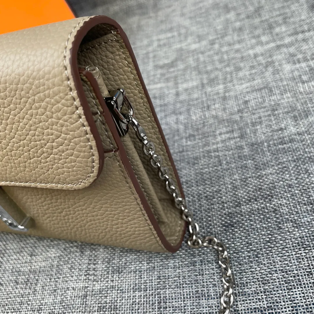 Hermes Constance p310💰 Hermes model: 9852 Togo leather silver chain size: 22*11cm 🇫🇷Overseas🇫🇷Imported Togo cowhide with original OEM code inside, soft and comfortable to the touch. The original replica is matched with silver hardware, exquisite and elegant, and the oil edge is straight and smooth🎈There are two large note slots, a zipper pocket, and 12 card slots🚚The silver chain is 120cm long