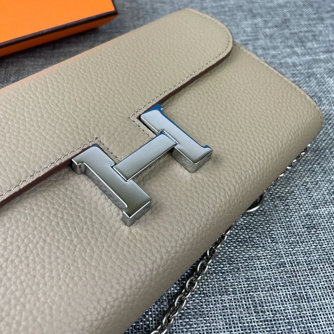 Hermes Constance p310💰 Hermes model: 9852 Togo leather silver chain size: 22*11cm 🇫🇷Overseas🇫🇷Imported Togo cowhide with original OEM code inside, soft and comfortable to the touch. The original replica is matched with silver hardware, exquisite and elegant, and the oil edge is straight and smooth🎈There are two large note slots, a zipper pocket, and 12 card slots🚚The silver chain is 120cm long