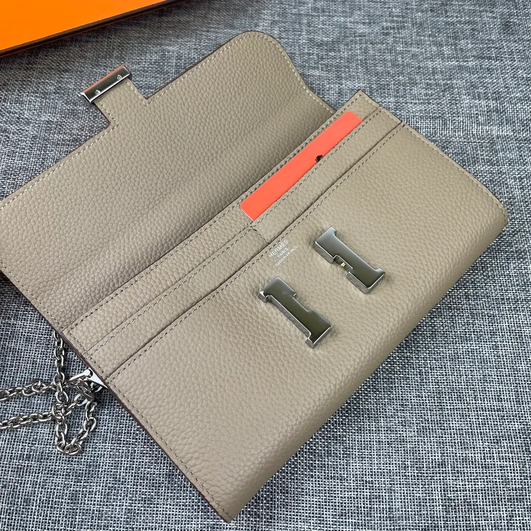 Hermes Constance p310💰 Hermes model: 9852 Togo leather silver chain size: 22*11cm 🇫🇷Overseas🇫🇷Imported Togo cowhide with original OEM code inside, soft and comfortable to the touch. The original replica is matched with silver hardware, exquisite and elegant, and the oil edge is straight and smooth🎈There are two large note slots, a zipper pocket, and 12 card slots🚚The silver chain is 120cm long