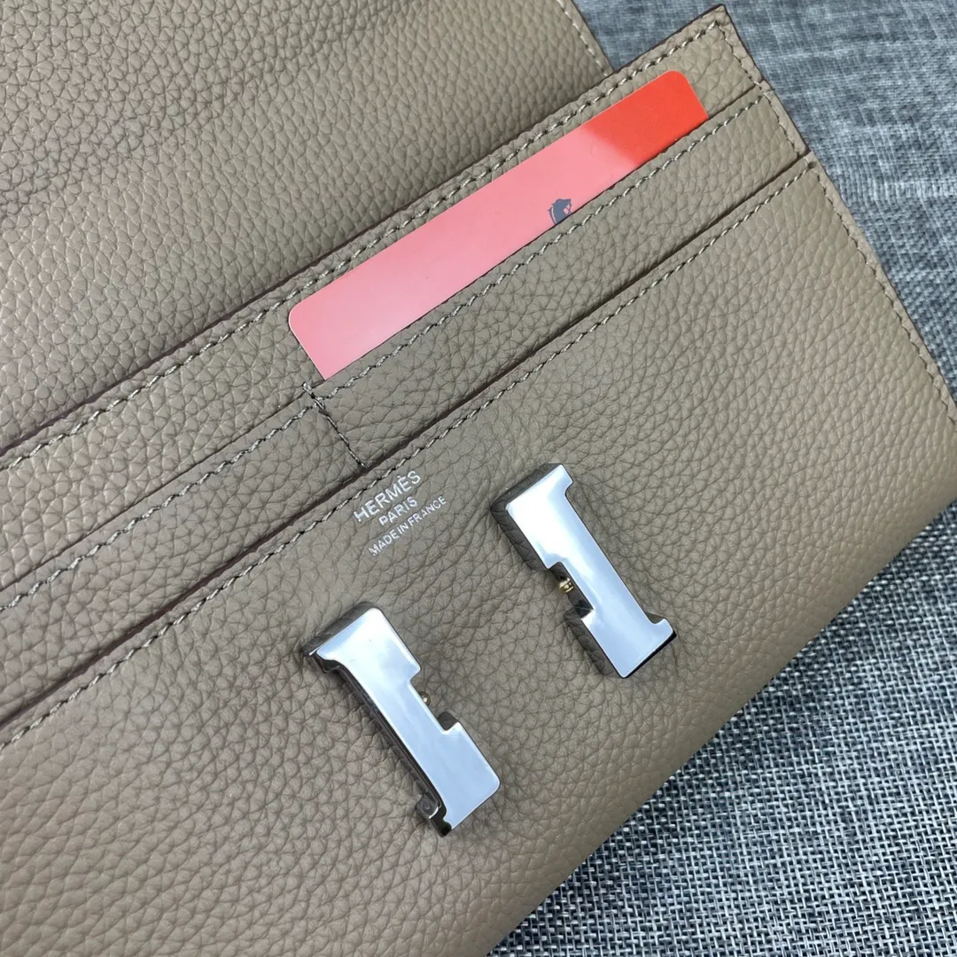 Hermes Constance p310💰 Hermes model: 9852 Togo leather silver chain size: 22*11cm 🇫🇷Overseas🇫🇷Imported Togo cowhide with original OEM code inside, soft and comfortable to the touch. The original replica is matched with silver hardware, exquisite and elegant, and the oil edge is straight and smooth🎈There are two large note slots, a zipper pocket, and 12 card slots🚚The silver chain is 120cm long