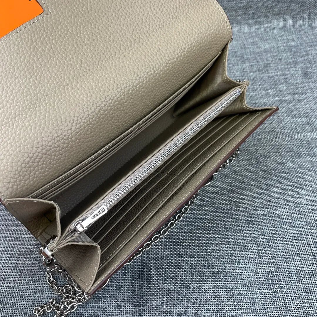 Hermes Constance p310💰 Hermes model: 9852 Togo leather silver chain size: 22*11cm 🇫🇷Overseas🇫🇷Imported Togo cowhide with original OEM code inside, soft and comfortable to the touch. The original replica is matched with silver hardware, exquisite and elegant, and the oil edge is straight and smooth🎈There are two large note slots, a zipper pocket, and 12 card slots🚚The silver chain is 120cm long