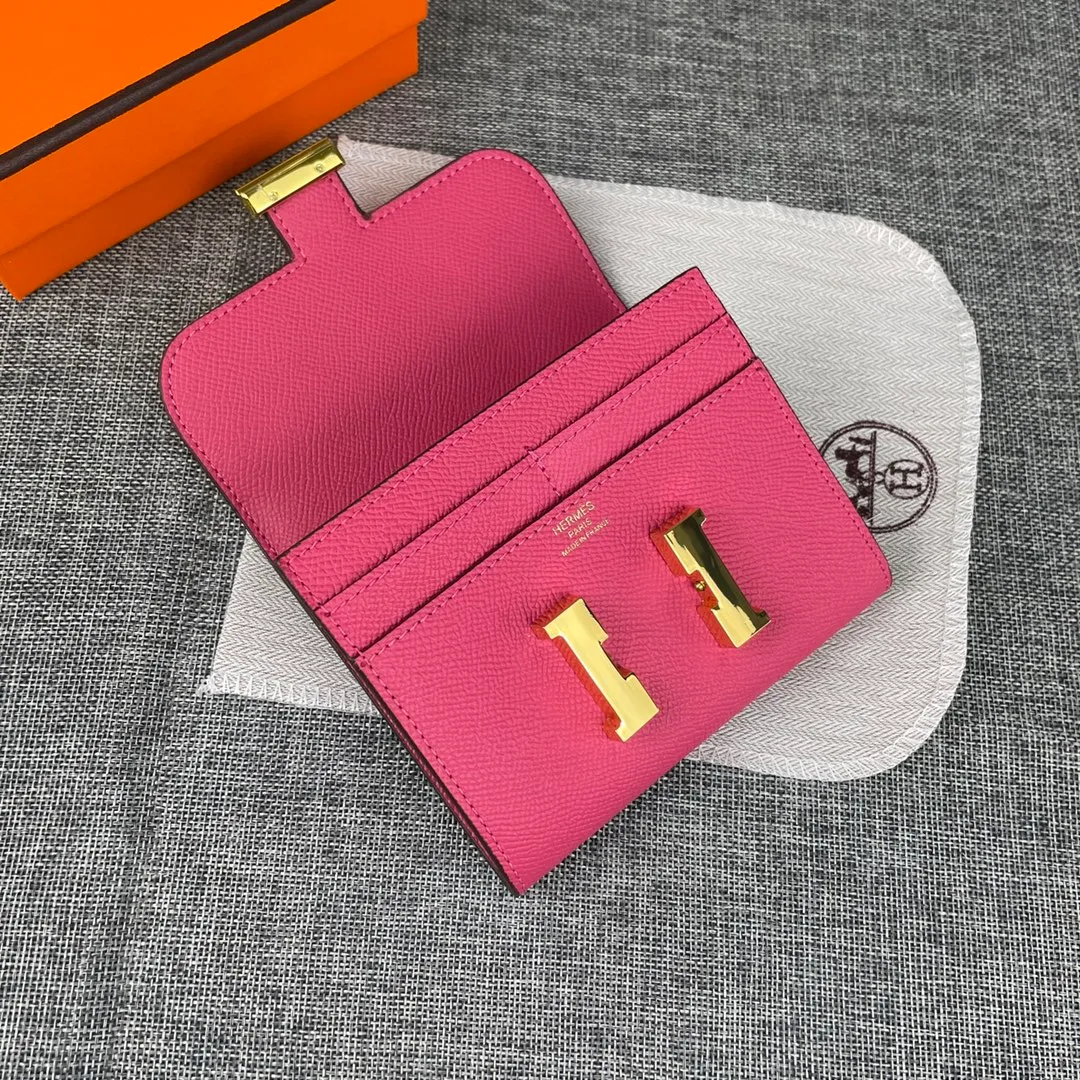 Hermes Constance p250💰 Model: 537 palm pattern gold buckle size: 13*11.8cm. Hermes🇫🇷overseas🇫🇷Imported T palm pattern cowhide, soft and comfortable to the touch. The original replica is matched with gold hardware, exquisite and elegant, and has the original OEM code inside. The oil edges are straight and smooth🎈There are two cash slots, a zipper pocket, and 3 card slots inside🚚