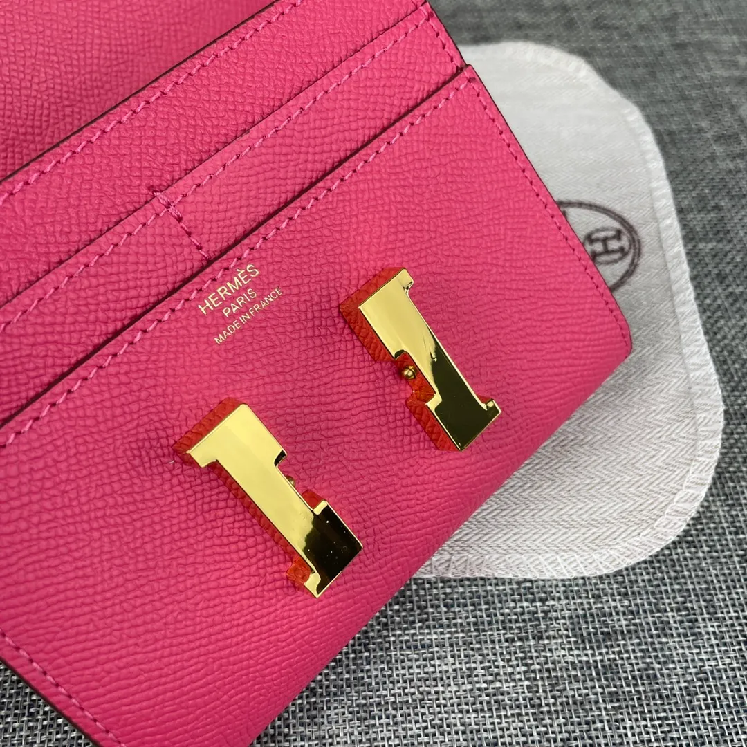 Hermes Constance p250💰 Model: 537 palm pattern gold buckle size: 13*11.8cm. Hermes🇫🇷overseas🇫🇷Imported T palm pattern cowhide, soft and comfortable to the touch. The original replica is matched with gold hardware, exquisite and elegant, and has the original OEM code inside. The oil edges are straight and smooth🎈There are two cash slots, a zipper pocket, and 3 card slots inside🚚