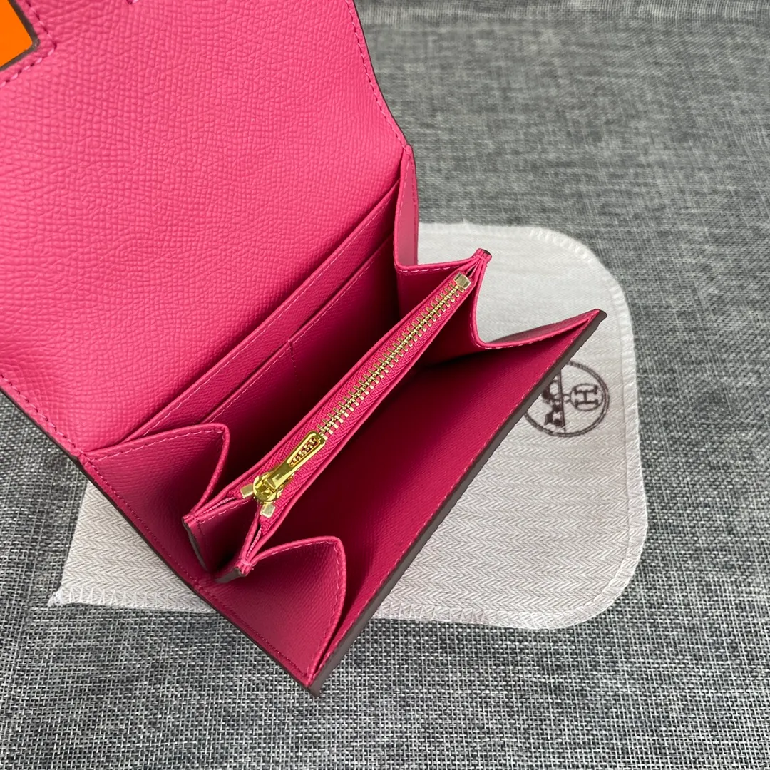 Hermes Constance p250💰 Model: 537 palm pattern gold buckle size: 13*11.8cm. Hermes🇫🇷overseas🇫🇷Imported T palm pattern cowhide, soft and comfortable to the touch. The original replica is matched with gold hardware, exquisite and elegant, and has the original OEM code inside. The oil edges are straight and smooth🎈There are two cash slots, a zipper pocket, and 3 card slots inside🚚