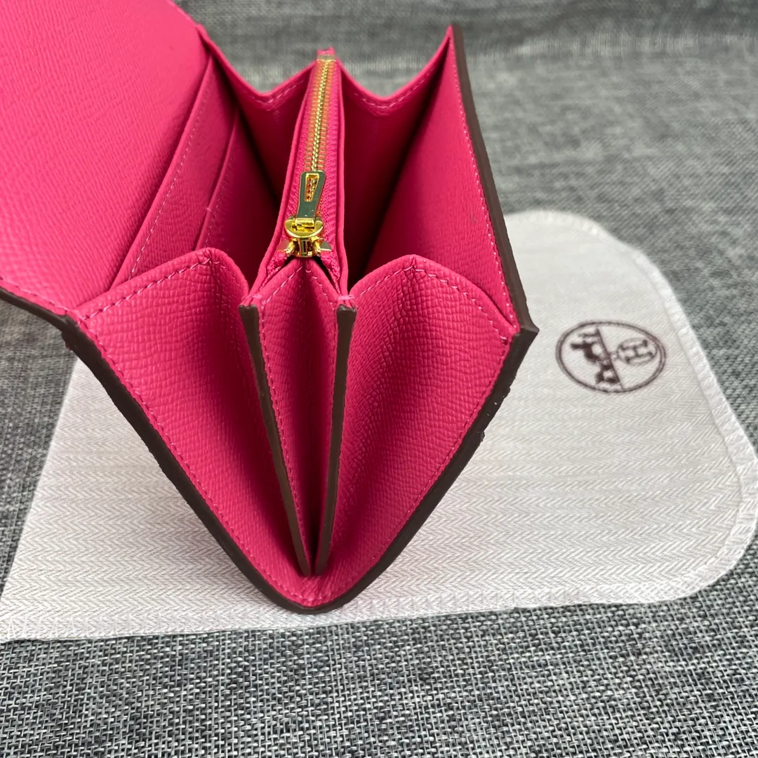Hermes Constance p250💰 Model: 537 palm pattern gold buckle size: 13*11.8cm. Hermes🇫🇷overseas🇫🇷Imported T palm pattern cowhide, soft and comfortable to the touch. The original replica is matched with gold hardware, exquisite and elegant, and has the original OEM code inside. The oil edges are straight and smooth🎈There are two cash slots, a zipper pocket, and 3 card slots inside🚚