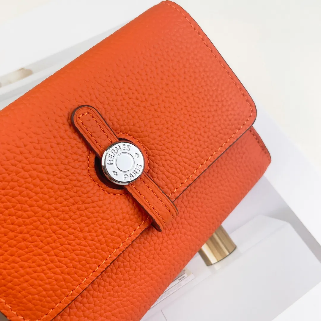 [Hermes new wallet]💰250 Model: H230 silver buckle Dimensions: length 13.5x width 10.5x thickness 2 cm Made of togo calfskin, equipped with 10 card slots, 1 banknote pocket, palladium-plated lock buckle, exquisite and perfect workmanship, original OEM code inside