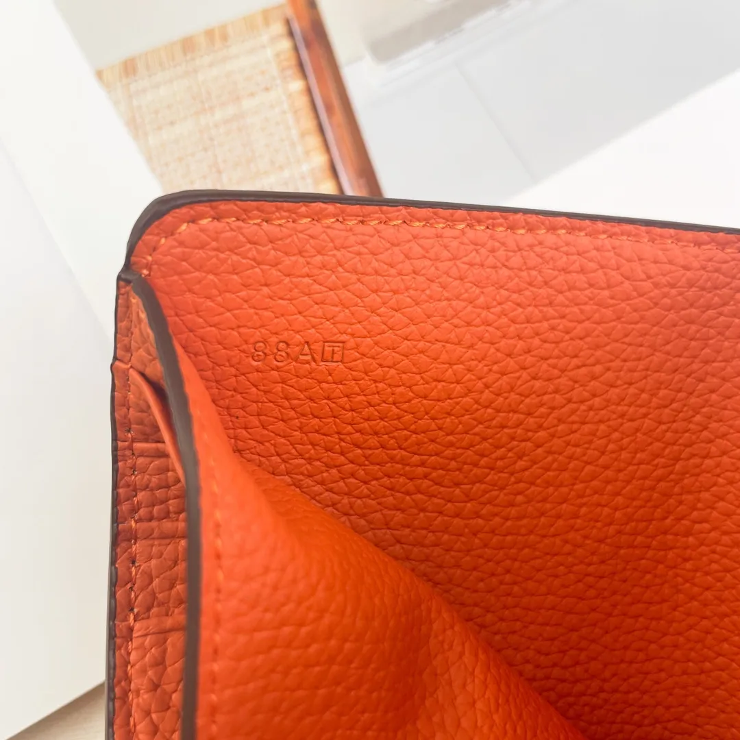 [Hermes new wallet]💰250 Model: H230 silver buckle Dimensions: length 13.5x width 10.5x thickness 2 cm Made of togo calfskin, equipped with 10 card slots, 1 banknote pocket, palladium-plated lock buckle, exquisite and perfect workmanship, original OEM code inside