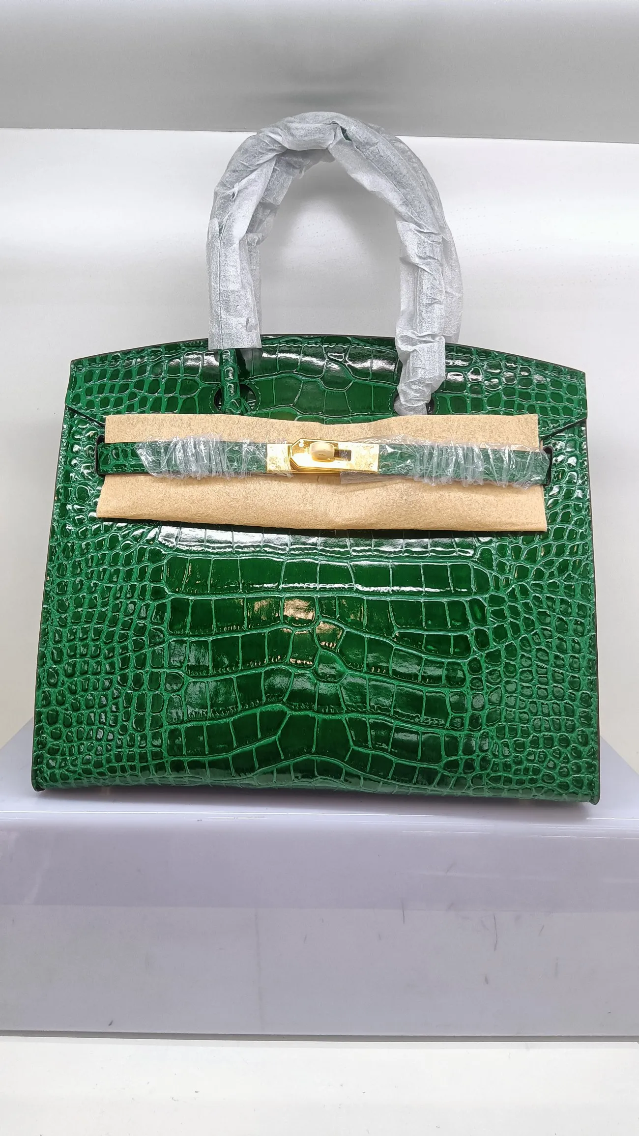 760💰 Crocodile pattern cowhide oil edge model: picture color, green, no perforation, with long shoulder strap, size 30X13X26cm