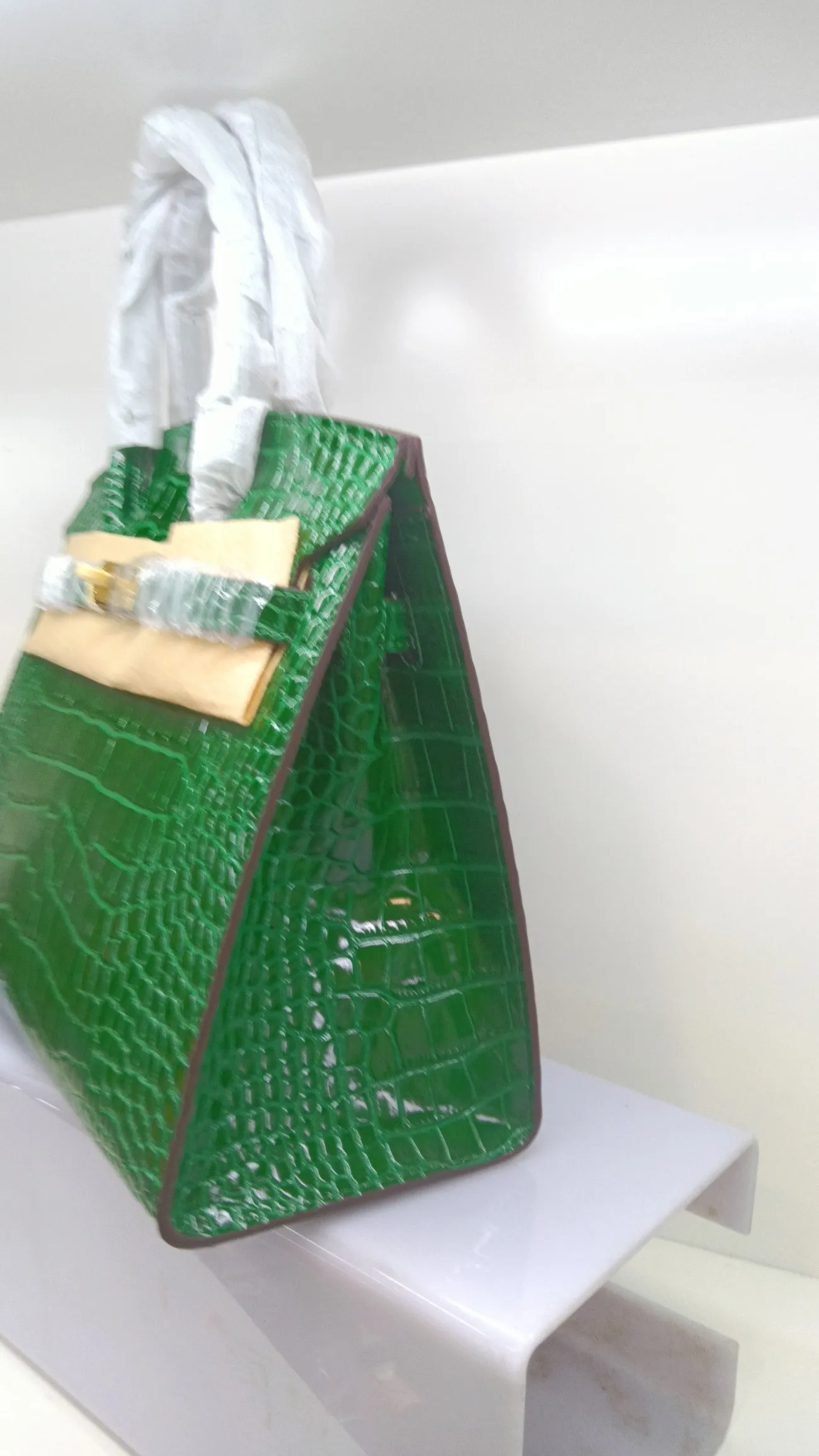760💰 Crocodile pattern cowhide oil edge model: picture color, green, no perforation, with long shoulder strap, size 30X13X26cm