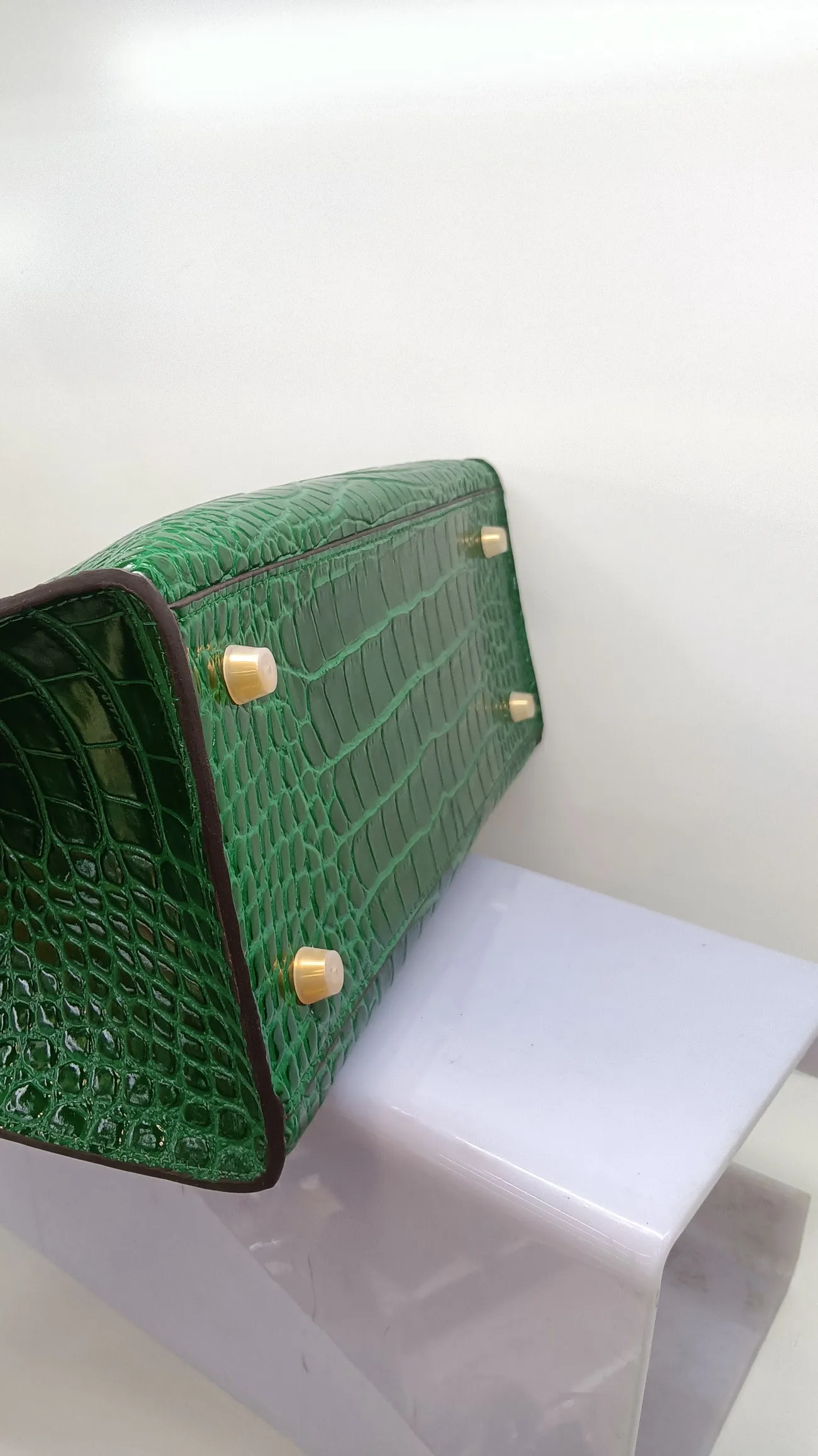 760💰 Crocodile pattern cowhide oil edge model: picture color, green, no perforation, with long shoulder strap, size 30X13X26cm