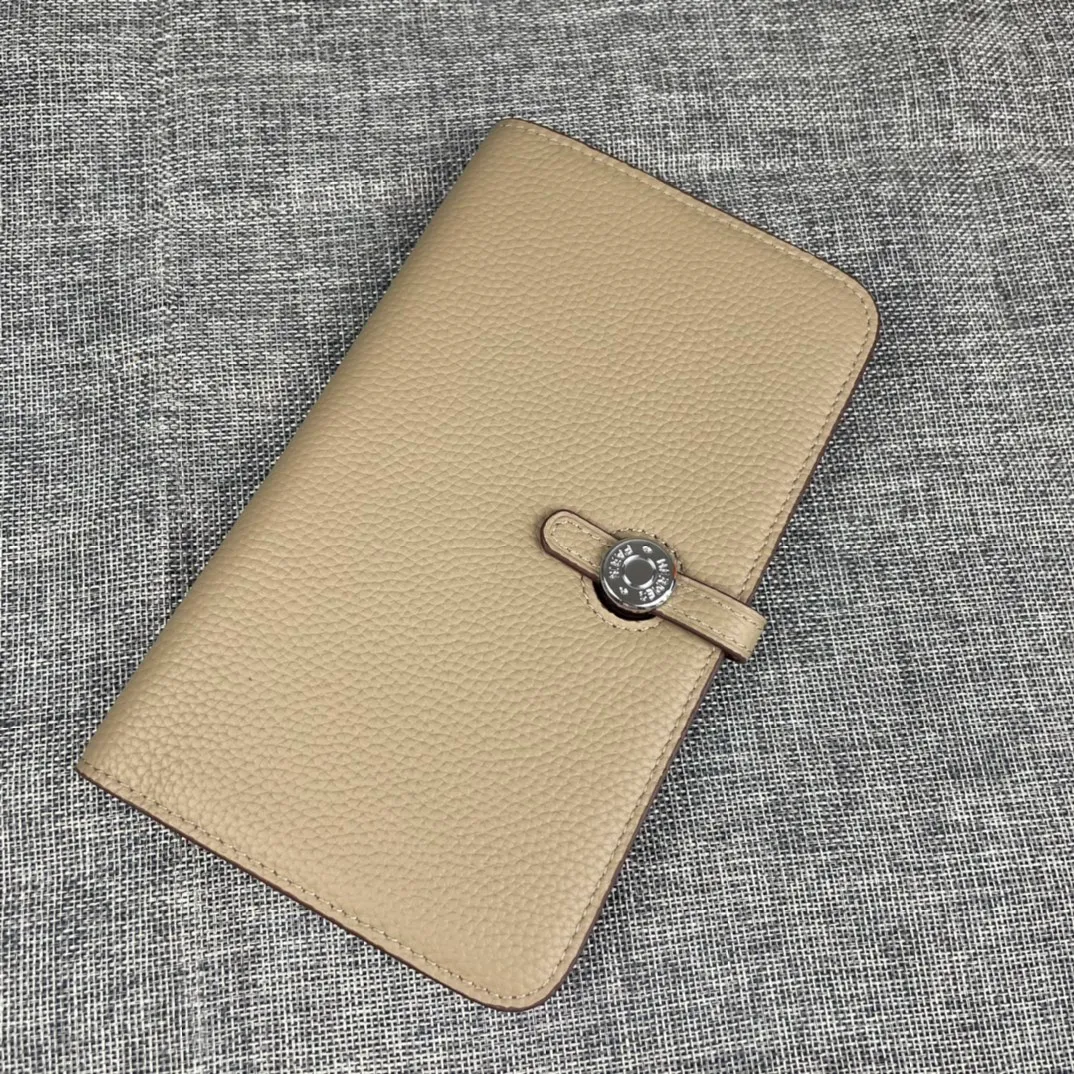 Original quality, p300💰 Hermès Dogon Duo detachable wallet Model: 533 silver buckle Made of togo calfskin, with original OEM code inside💄 Exquisite workmanship, 8 card slots, 1 banknote pocket, 2 additional pockets, a detachable coin purse and palladium-plated saddle nail lock Size: 20.1cm*12.5cm