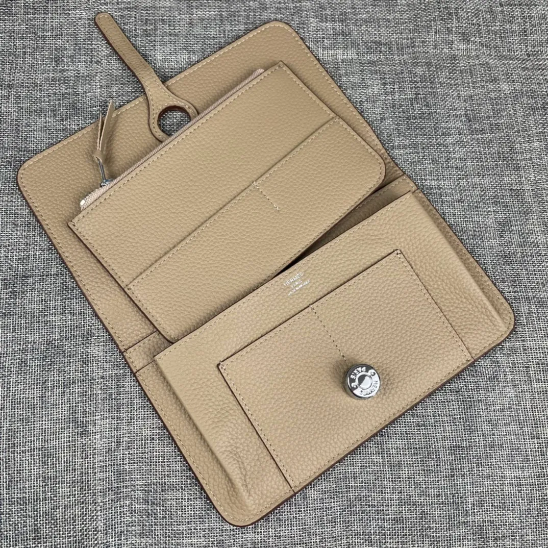 Original quality, p300💰 Hermès Dogon Duo detachable wallet Model: 533 silver buckle Made of togo calfskin, with original OEM code inside💄 Exquisite workmanship, 8 card slots, 1 banknote pocket, 2 additional pockets, a detachable coin purse and palladium-plated saddle nail lock Size: 20.1cm*12.5cm
