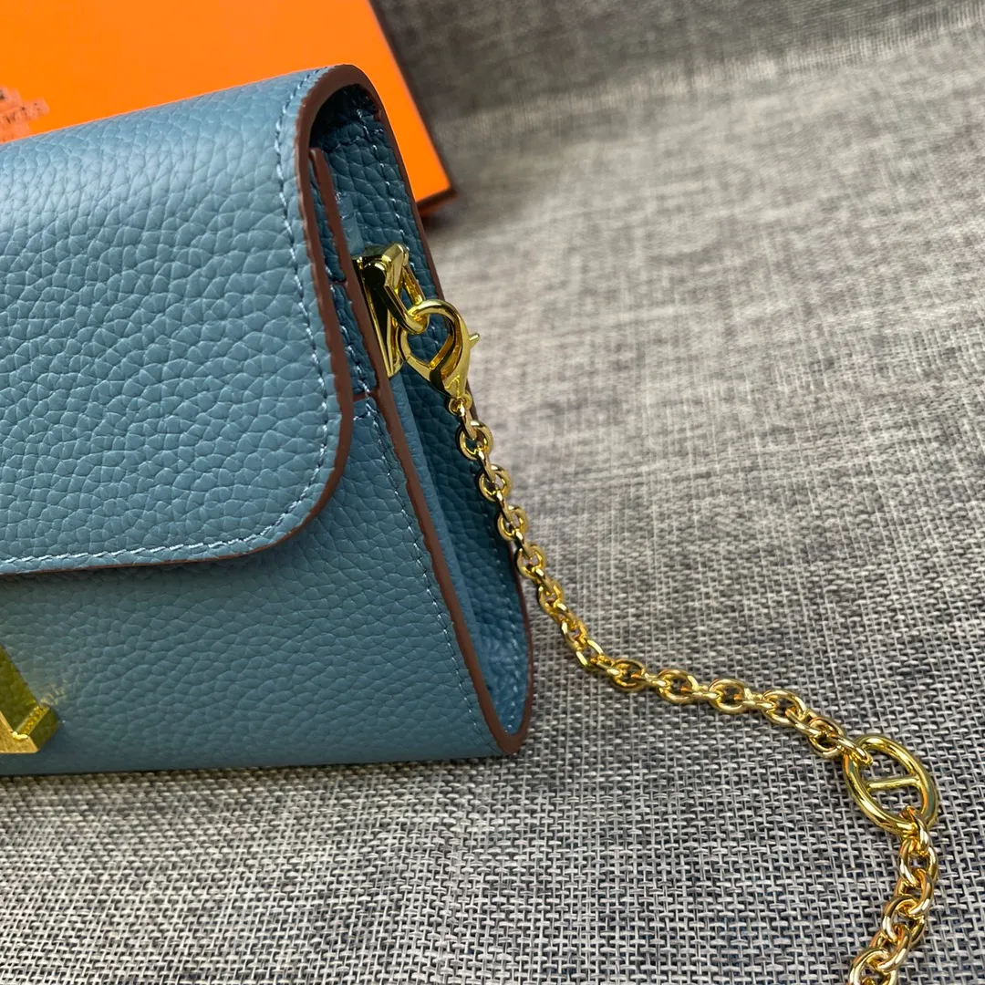 Hermes Constance p310💰 Hermes model: 9852 gold chain togo leather size: 22*11cm 🇫🇷Overseas🇫🇷Imported Togo cowhide, with original OEM code inside, soft and comfortable to the touch. The original replica is matched with silver hardware, exquisite and elegant, and the oil edge is straight and smooth🎈There are two large note slots, a zipper pocket, and 12 card slots🚚The gold chain is 120cm long