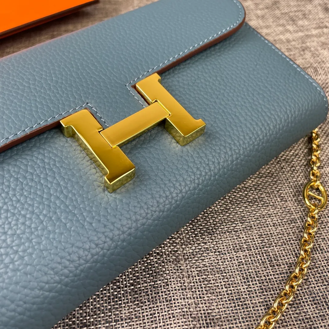 Hermes Constance p310💰 Hermes model: 9852 gold chain togo leather size: 22*11cm 🇫🇷Overseas🇫🇷Imported Togo cowhide, with original OEM code inside, soft and comfortable to the touch. The original replica is matched with silver hardware, exquisite and elegant, and the oil edge is straight and smooth🎈There are two large note slots, a zipper pocket, and 12 card slots🚚The gold chain is 120cm long